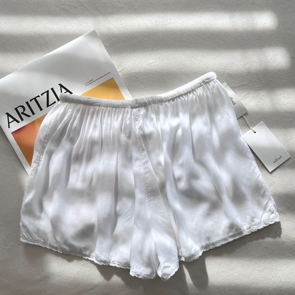 ARITZIA Wilfred Joyride Lace-hem Shorts - Picture 2 of 7